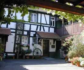 Haus mit Garten in idyllischer Hofanlage