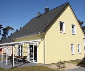 K 97 - stilvolles Ferienhaus mit Kamin & WLAN am See in Röbel an der Müritz